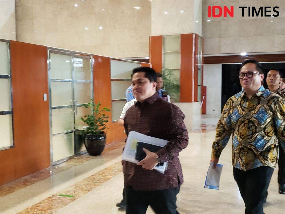Menteri BUMN Erick Thohir rapat perdana di Komisi VI DPR RI didampingi Wamen BUMN Kartiko Wirjoatdmodjo. (IDN Times/Hana Adi Perdana)