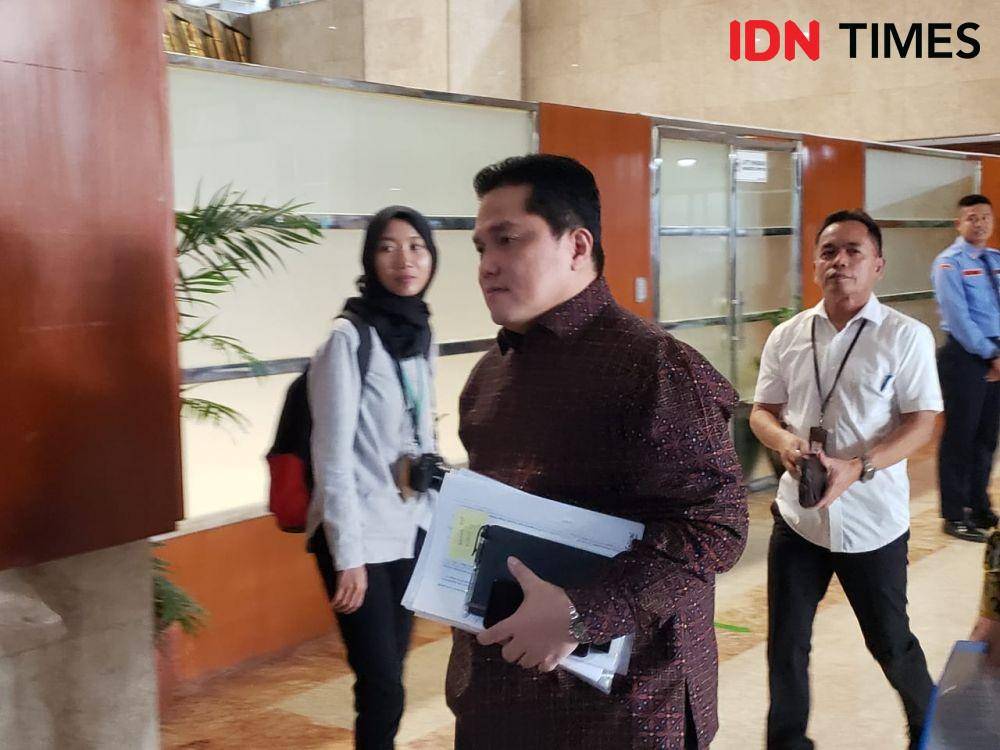 Menteri BUMN Erick Thohir saat menghadiri rapat perdana di Komisi VI DPR RI, didampingi Wamen BUMN Kartiko Wirjoatdmodjo, Senin (2/12). (IDN Times/Hana Adi Perdana)