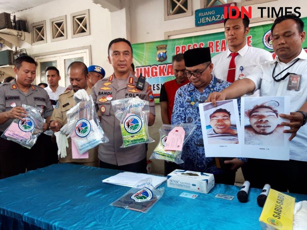 Polisi menunjukkan barang bukti sabu-sabu yang disita dari kedua pengedar. IDN Times/Fitria Madia