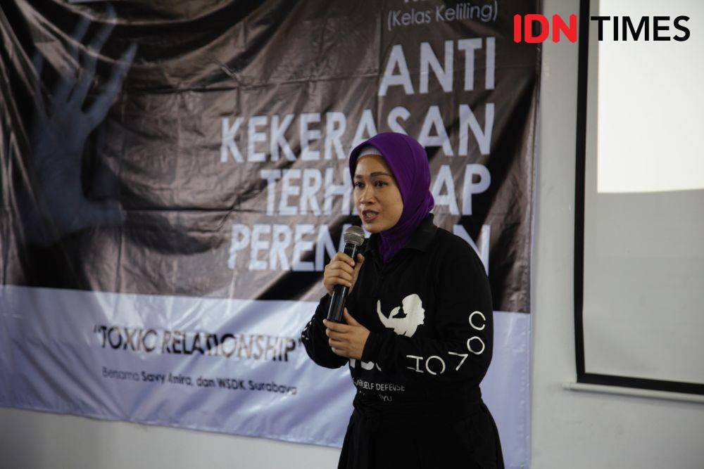 Wike Frinidya pada Kelas Keliling Anti Kekerasan terhadap Perempuan di UPN Surabaya. 27 November 2019. IDN Times/Fajar Laksmita