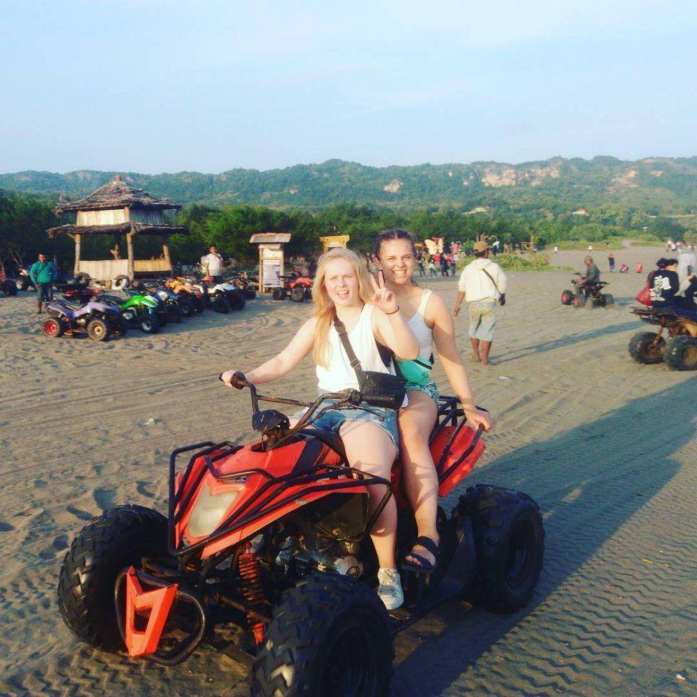 Ilustrasi wisatawan di Pantai Parangtritis. Instagram.com/atv_parangtritis_