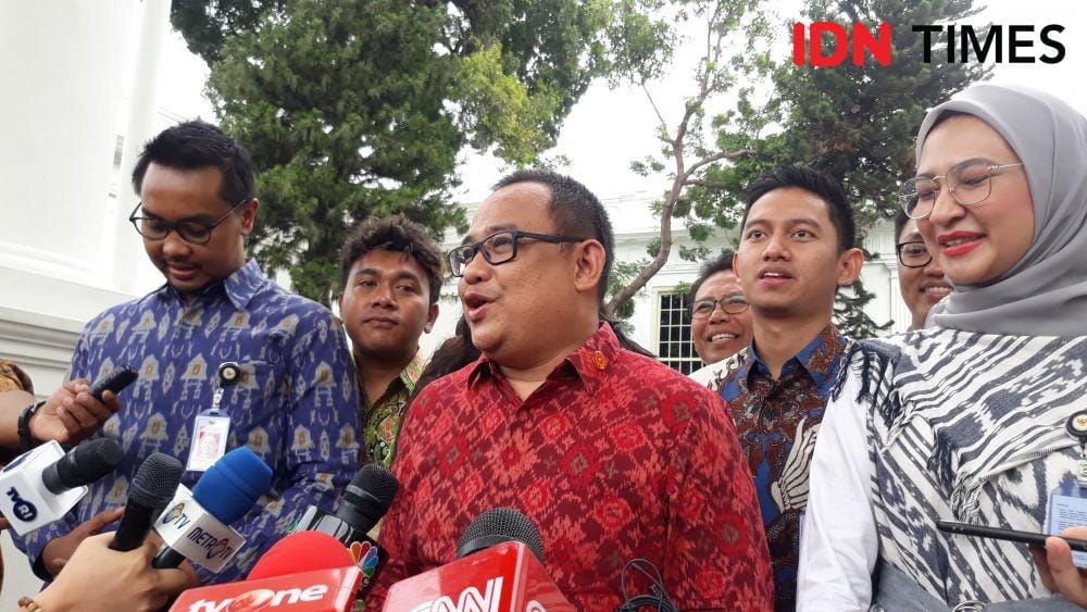 Staf Khusus Presiden memberikan keterangan pers di Kompleks Istana Negara, Jakarta Pusat, Senin 20 Desember 2019 (IDN Times/Teatrika Handiko Putri)