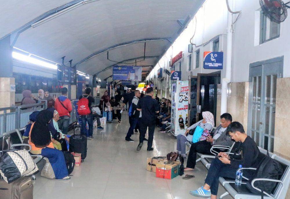 Penumpang menunggu jadwal keberangkatan di Stasiun Kota Malang, Senin (2/12/2019). IDN Times/ Alfi Ramadana