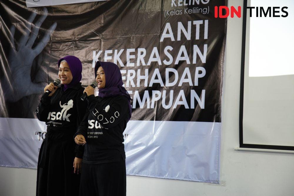 Wike Frinidya pada Kelas Keliling Anti Kekerasan terhadap Perempuan di UPN Surabaya. 27 November 2019. IDN Times/Fajar Laksmita