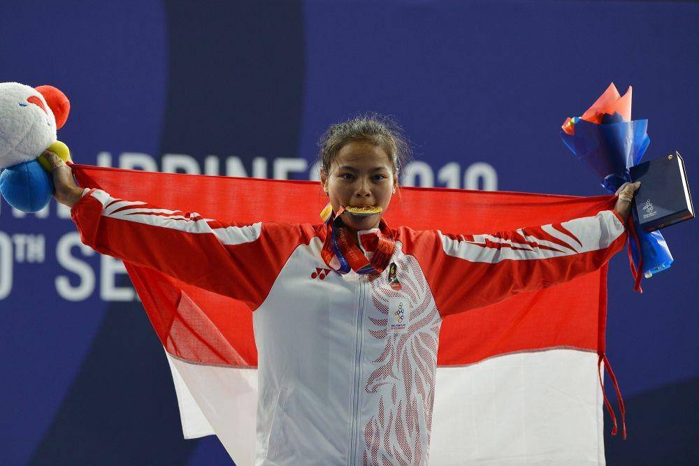 Lifter Indonesia, Windy Cantika Aisah berhasil meraih medali emas di SEA Games 2019 pada Senin (2/12). ANTARA FOTO/Nyoman Budhiana/ama