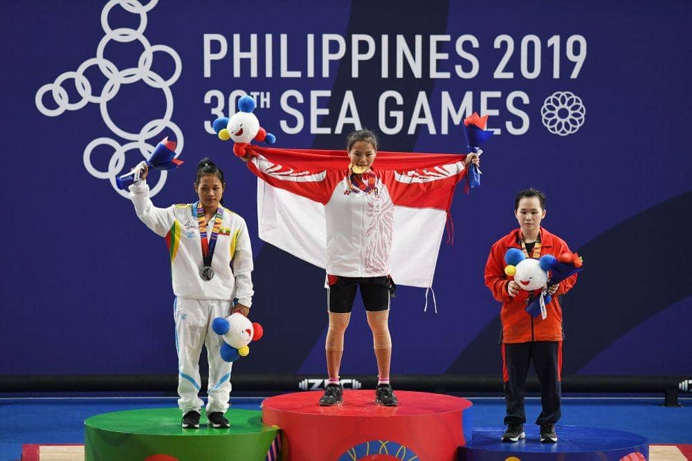 Lifter Indonesia, Windy Cantika Aisah berhasil meraih medali emas di SEA Games 2019 pada Senin (2/12). ANTARA FOTO/Nyoman Budhiana/ama.