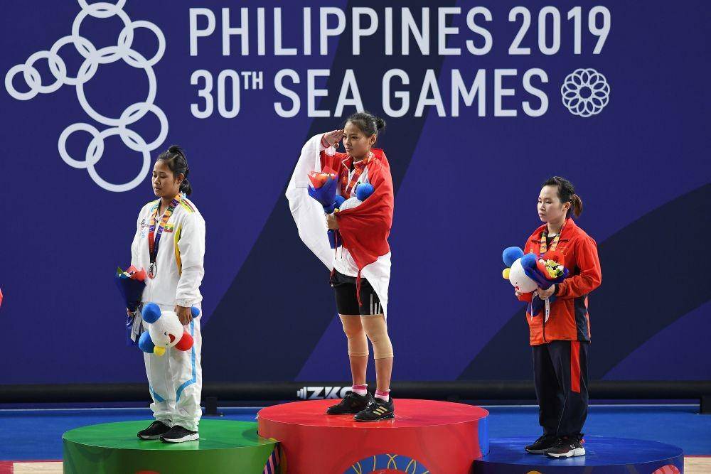 Lifter Indonesia, Windy Cantika Aisah berhasil meraih medali emas di SEA Games 2019 pada Senin (2/12). ANTARA FOTO/Nyoman Budhiana/ama.