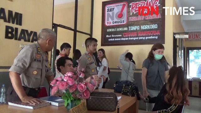 Beberapa korban melaporkan perkara dugaan penipuan investasi arisan online di SPKT Polda Sulsel, Senin (2/12) . (IDN Times/Sahrul Ramadan)