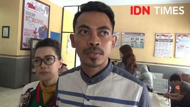 Kuasa hukum 32 korban saat melaporkan perkara dugaan penipuan investasi arisan online di SPKT Polda Sulsel, Senin (2/12) . (IDN Times/Sahrul Ramadan)