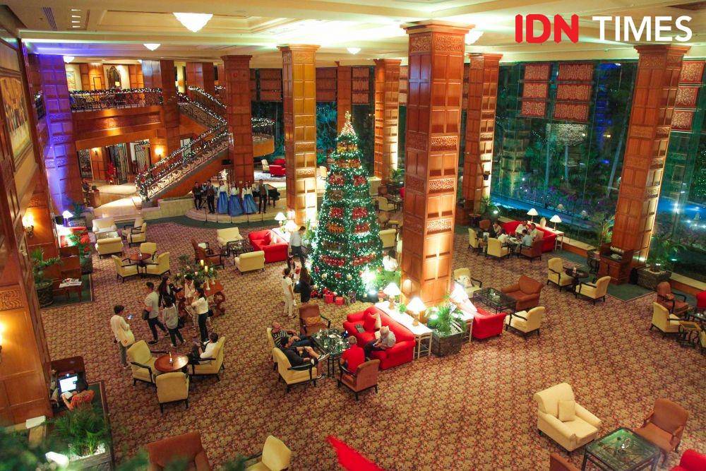 Suasana lobi area utama Shangri-La Hotel Surabaya yang penuh dengan dekorasi Natal (2 Desember 2019). IDN TImes/Reza Iqbal