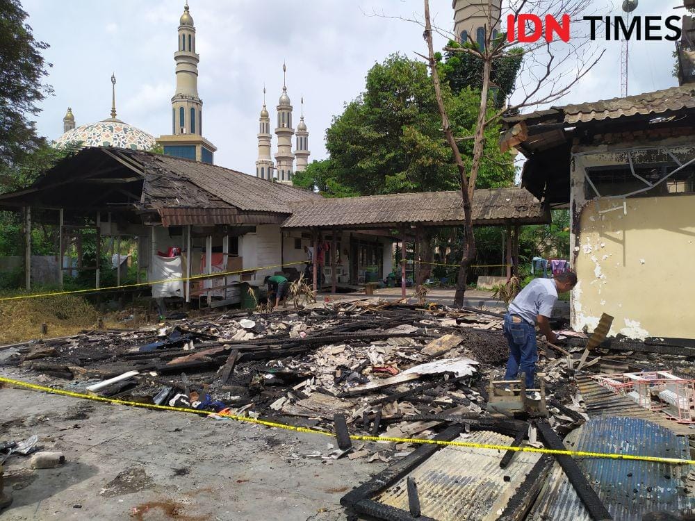 Lokasi di belakang Kantor KY Kaltim yang terbakar di Samarinda (IDN Times/Yuda Almerio)