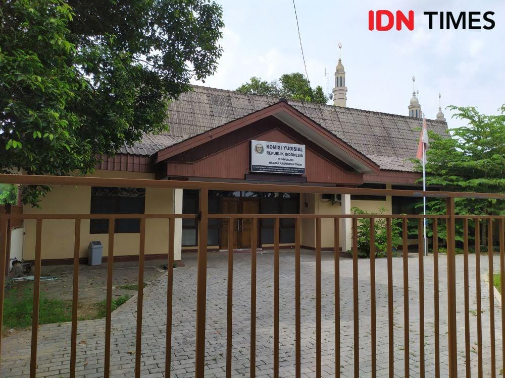 Lokasi di belakang Kantor KY Kaltim yang terbakar di Samarinda (IDN Times/Yuda Almerio)