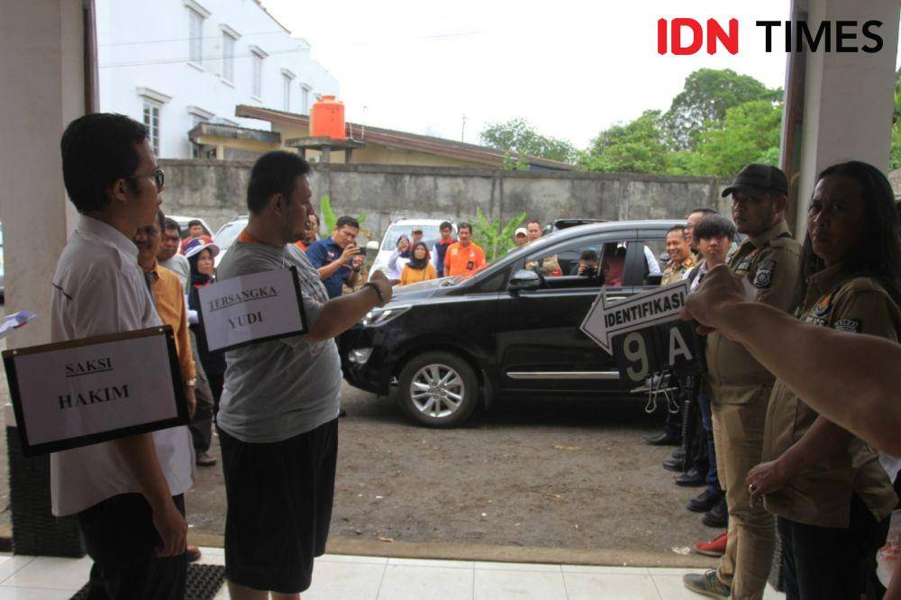 Rekontruksi ditempat kerja korban (IDN Times/Rangga Erfizal)