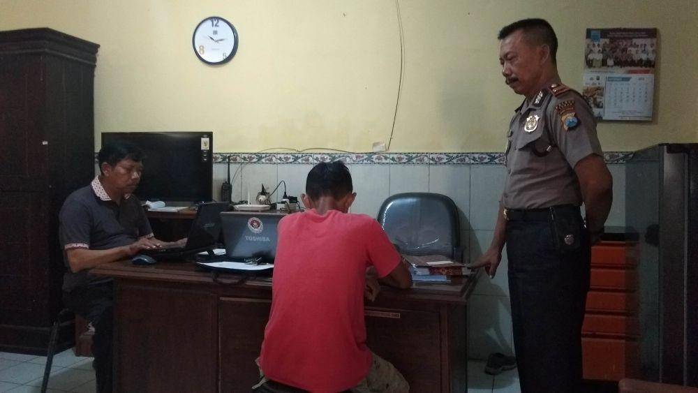 Pelaku pencurian kotak amal, saat diperiksa di Mapolsek Tuban. IDN Times/Imron
