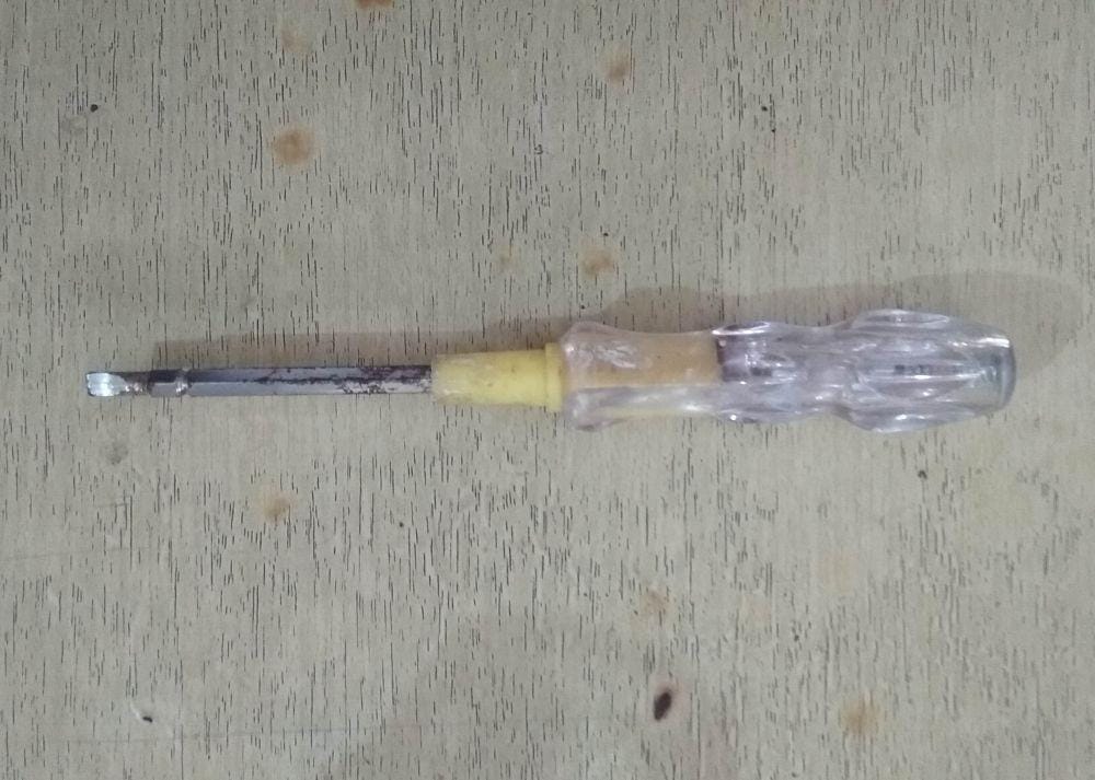 Obeng yang digunakan pelaku untuk membuka pintu kotak amal. IDN Times/Imron