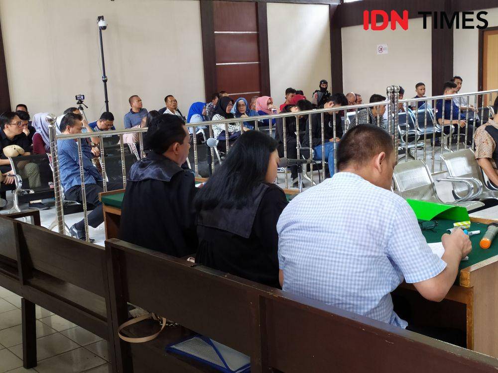 Terdakwa Robi Okta Fahlevi mendengarkan keterangan saksi (IDN Times/Rangga Erfizal)