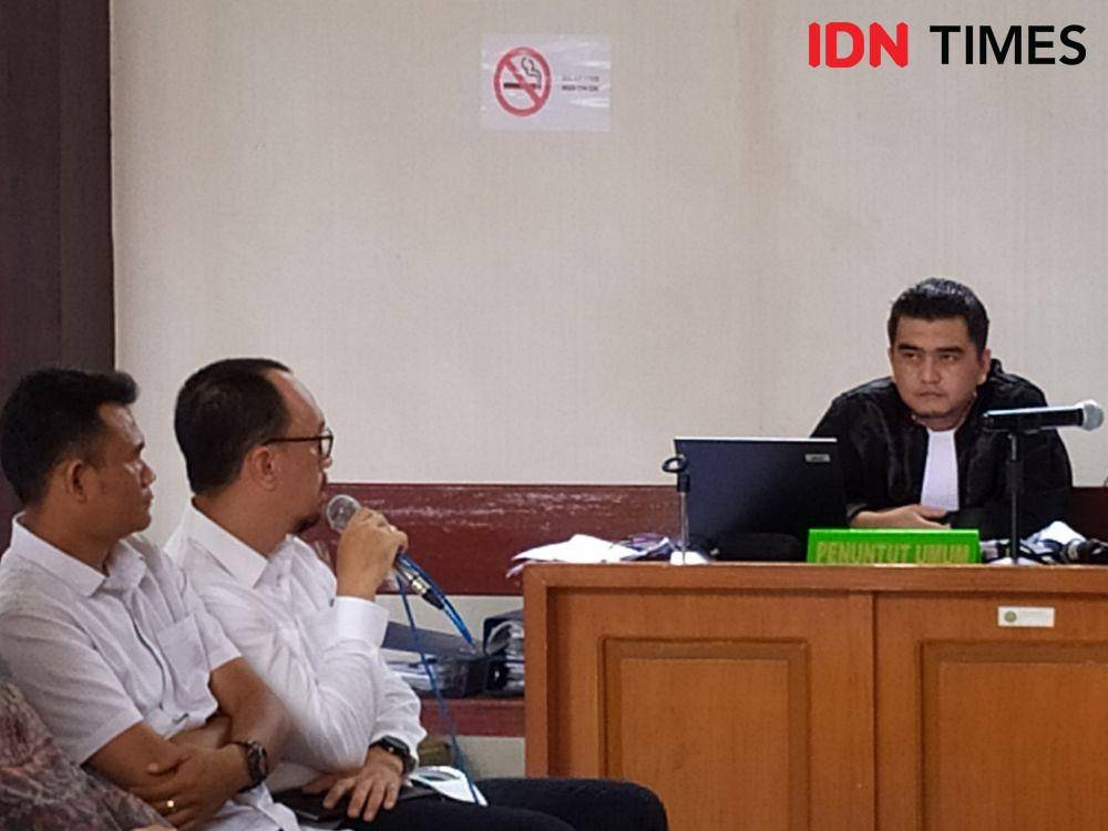 Kepala Bidang Jalan dan Jembatan, Dinas PUPR Muara Enim, Elfin Muchtar memberikan kesaksian (IDN Times/Rangga Erfizal)