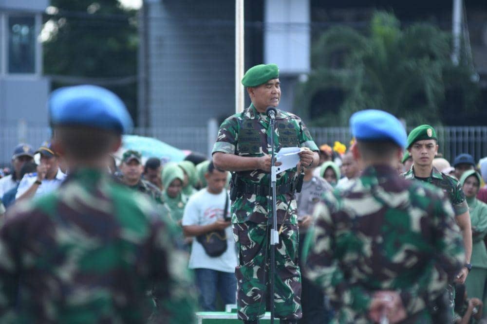 Panglima Kodam XIV/Hasanuddin Mayjen TNI Surawahadi, memimpin apel persiapan pemberangkatan pasukan Satgas Yonif 762/Tamalatea ke Lebanon, Selasa (3/12) / Istimewa
