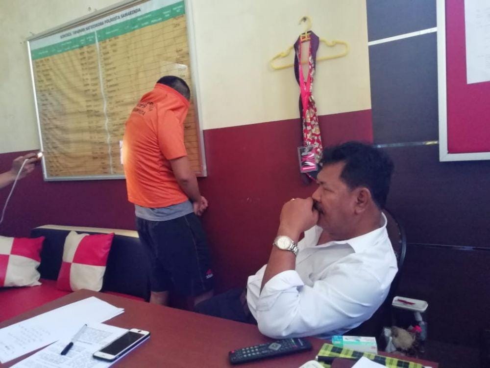 Panji setelah diperiksa polisi, hanya bisa menutupi wajahnya karena malu (Dok. Satreskoba Polresta Samarinda)
