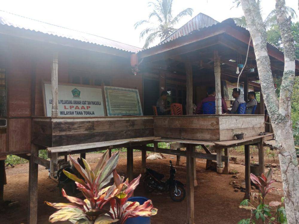 Polres Tator mendatangi rumah Paruru di Dusun Mambura, Desa Lembang Buntu Datu, Kecamatan Mengkendek / Istimewa