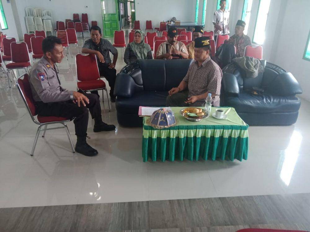 Pengikut Paruru Daeng tau di Tana Toraja saat menjalani proses pemeriksaan polisi / Istimewa