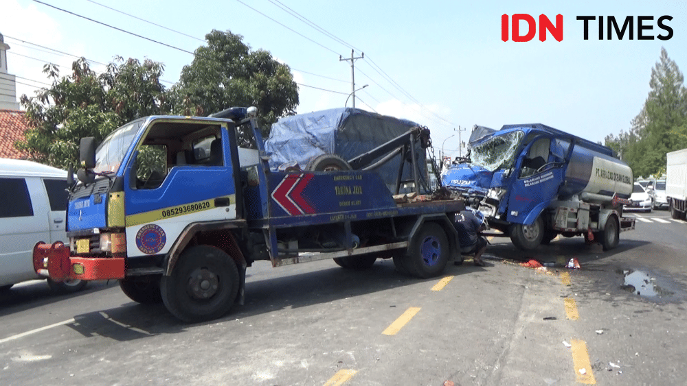 Insiden kecelakaan yang melibatkan sepeda motor dan truk kembali terjadi di Pantura Barat, Kabupaten Tegal, Jawa Tengah, Senin (2/12). IDN Times/Haikal Adithya