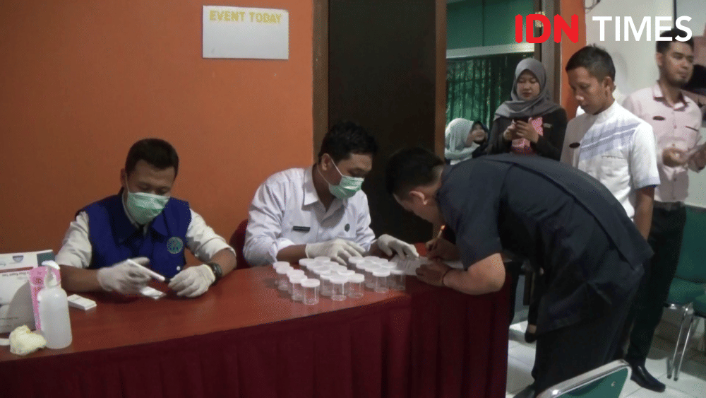 BNN lakukan tes urine kepada puluhan karyawan Hotel di Tegal, Senin (2/12). IDN Times/Haikal Adithya