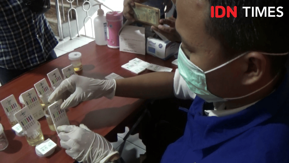BNN lakukan tes urine kepada puluhan karyawan Hotel di Tegal, Senin (2/12). IDN Times/Haikal Adithya