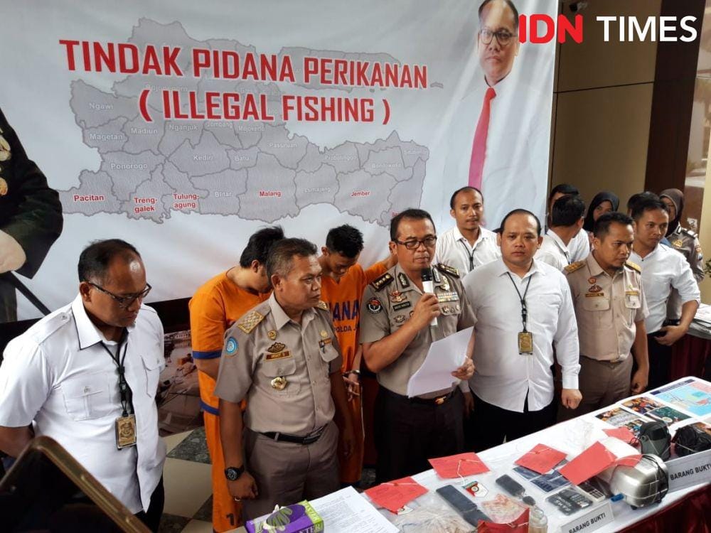 Konferensi pers ungkap kasus illegal fishing di Ditreskrimsus Polda Jatim, Senin (2/12). IDN Times/Ardiansyah Fajar