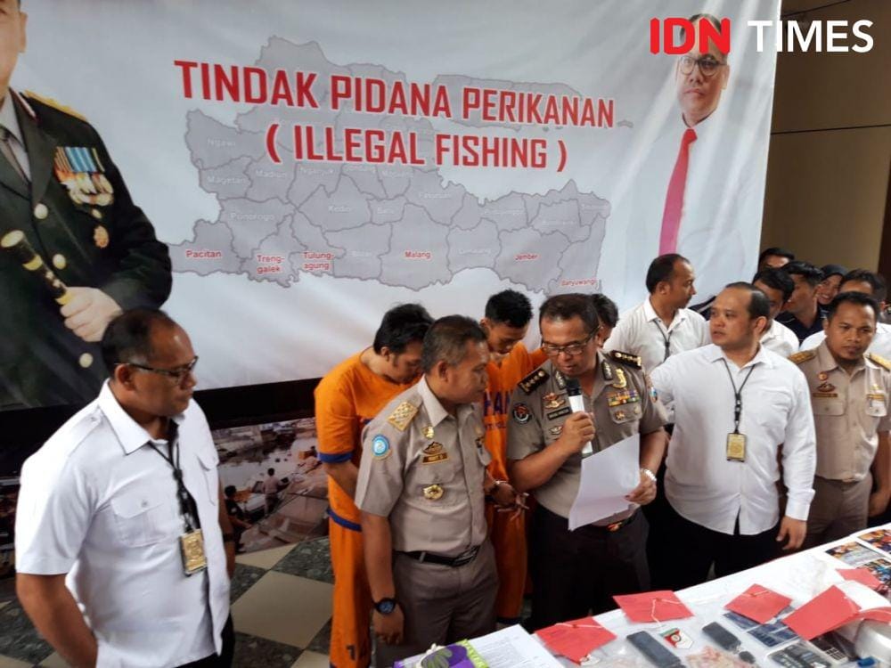 Konferensi pers ungkap kasus illegal fishing di Ditreskrimsus Polda Jatim, Senin (2/12). IDN Times/Ardiansyah Fajar