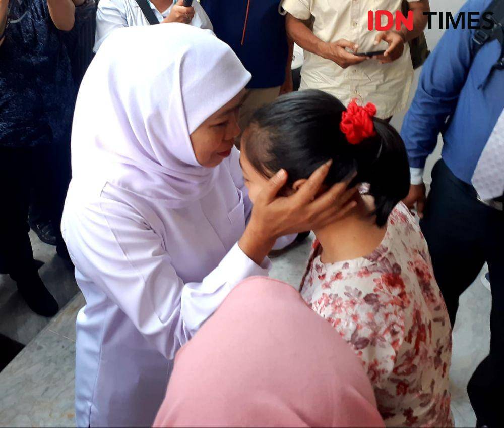 Gubernur Jatim, Khofifah Indar Parawansa bersama atlet senam asal Kediri, Shalfa saat di Gedung Negara Grahadi, Senin (2/12). IDN Times/Ardiansyah Fajar