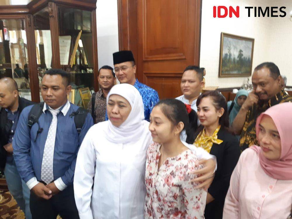 Gubernur Jatim, Khofifah Indar Parawansa bersama atlet senam asal Kediri, Shalva saat di Gedung Negara Grahadi, Senin (2/12). IDN Times/Ardiansyah Fajar