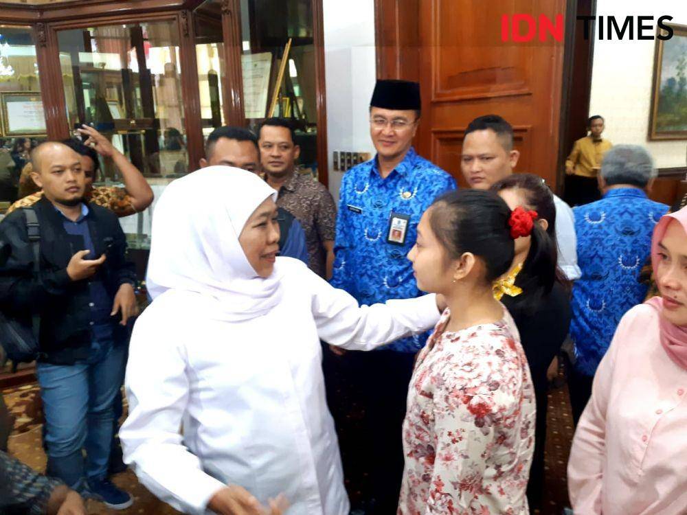 Gubernur Jatim, Khofifah Indar Parawansa bersama atlet senam asal Kediri, Shalva saat di Gedung Negara Grahadi, Senin (2/12). IDN Times/Ardiansyah Fajar