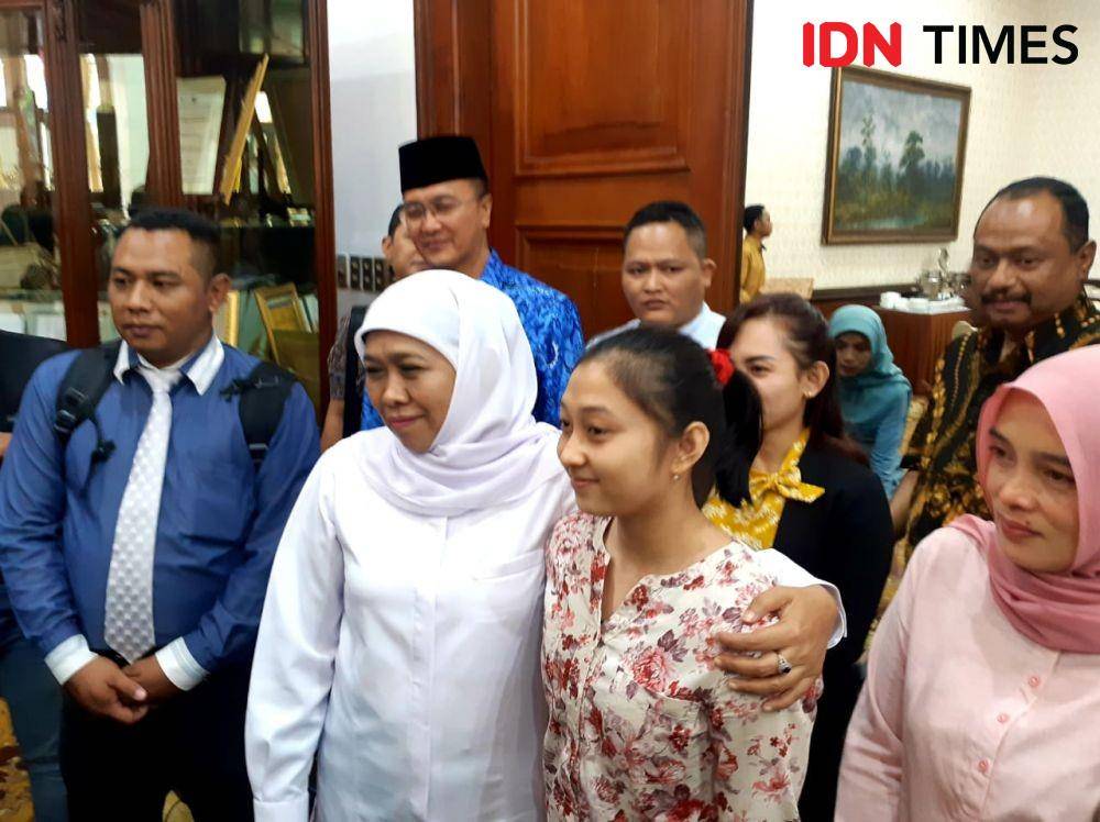 Gubernur Jatim, Khofifah Indar Parawansa bersama atlet senam asal Kediri, Shalva saat di Gedung Negara Grahadi, Senin (2/12). IDN Times/Ardiansyah Fajar