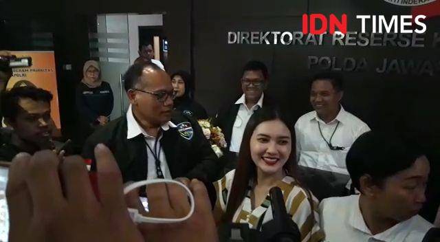 Pedangdut Nella Kharisma saat ke Ditreskrimsus Polda Jatim, Senin (2/12). IDN Times/Ardiansyah Fajar