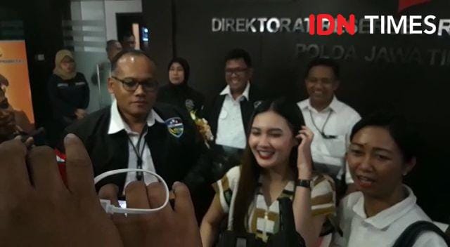 Pedangdut Nella Kharisma saat ke Ditreskrimsus Polda Jatim, Senin (2/12). IDN Times/Ardiansyah Fajar