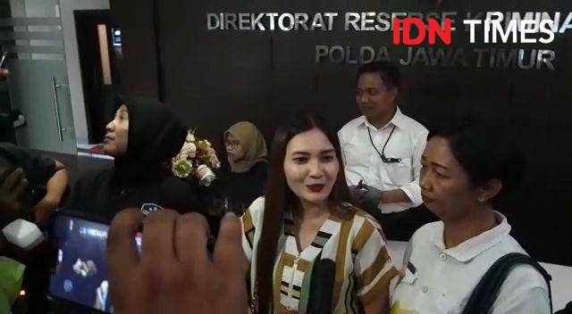 Pedangdut Nella Kharisma saat ke Ditreskrimsus Polda Jatim, Senin (2/12). IDN Times/Ardiansyah Fajar