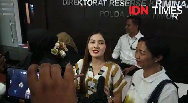 Pedangdut Nella Kharisma saat ke Ditreskrimsus Polda Jatim, Senin (2/12). IDN Times/Ardiansyah Fajar