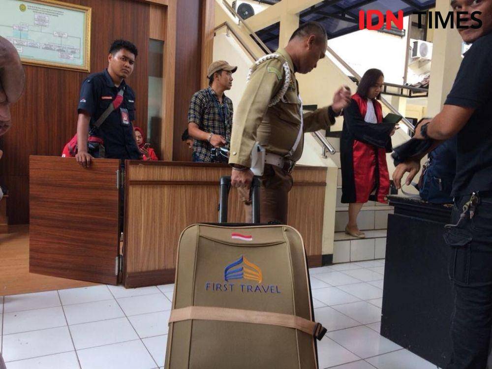 Ilustrasi kasus First Travel (IDN Times/Irfan Fathurohman)