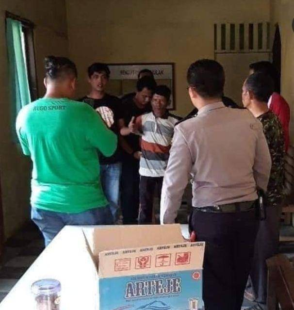 Tersangka pemerkosa TR (12), AM (56) saat digelandang di Polresta Padang (Dok. Istimewa)