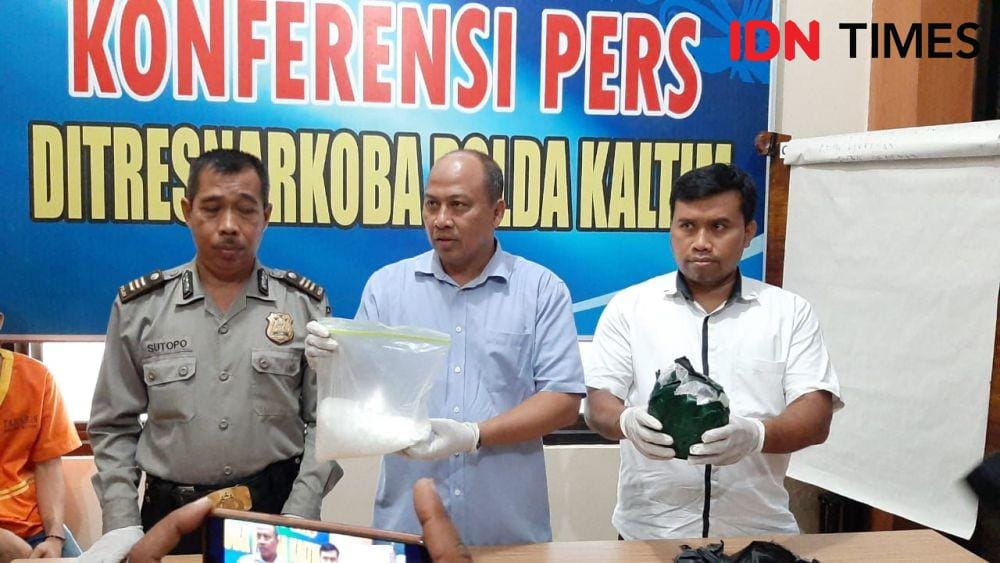 Jajajaran Polda Kaltim menunjukan barang bukti 2 kg sabu-sabu yang dibawa Jafar dan Harun. IDN Times/Surya Aditya