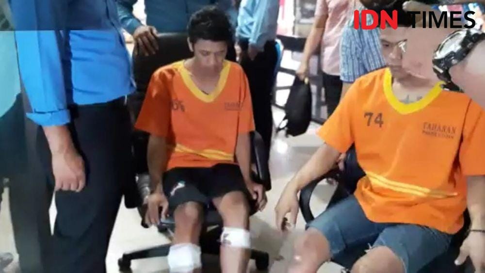 Tersangka narkoba, Jafar dan Harun, dibawa menggunakan kursi akibat kedua kakinya bolong kena tembak. IDN Times/Surya Aditya