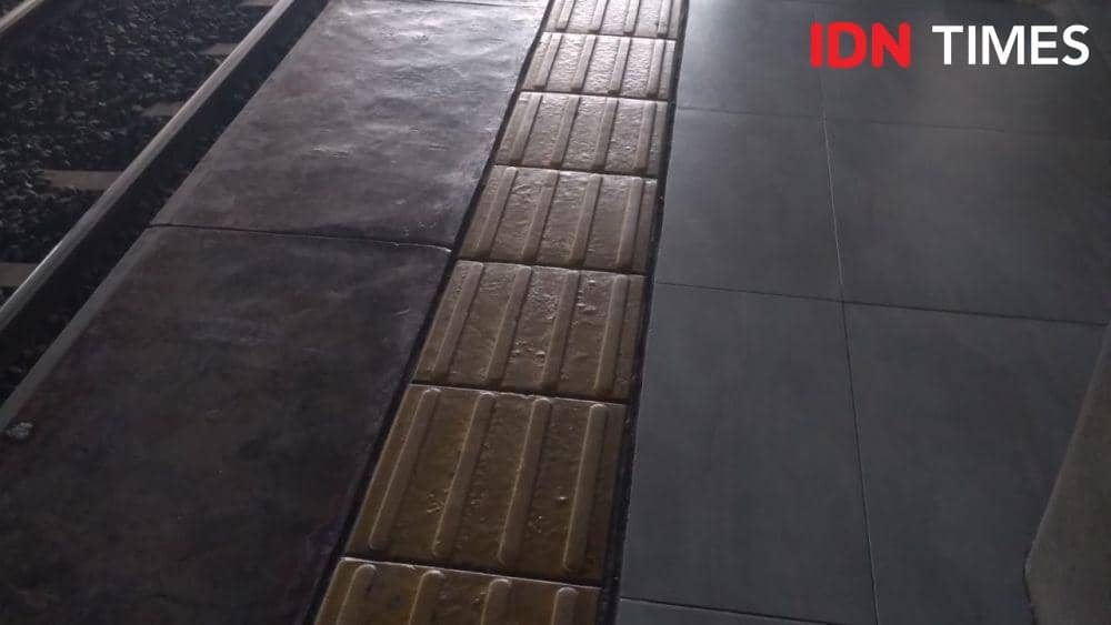 Guiding Block Stasiun Palmerah (IDN Times/Lia Hutasoit)