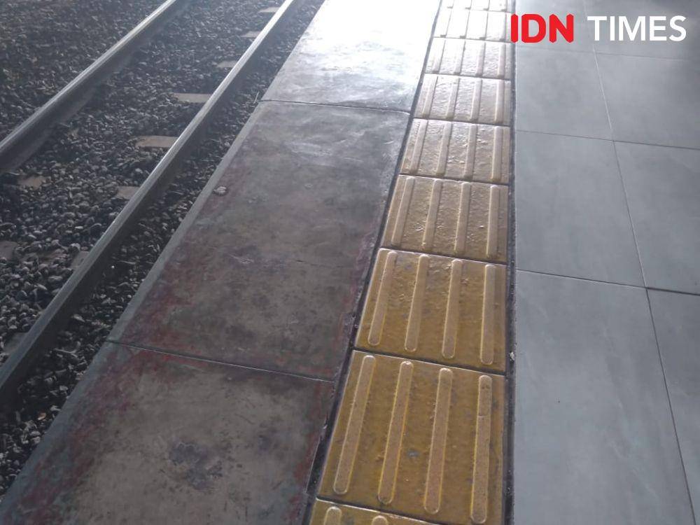Guiding Block Stasiun Palmerah (IDN Times/Lia Hutasoit)