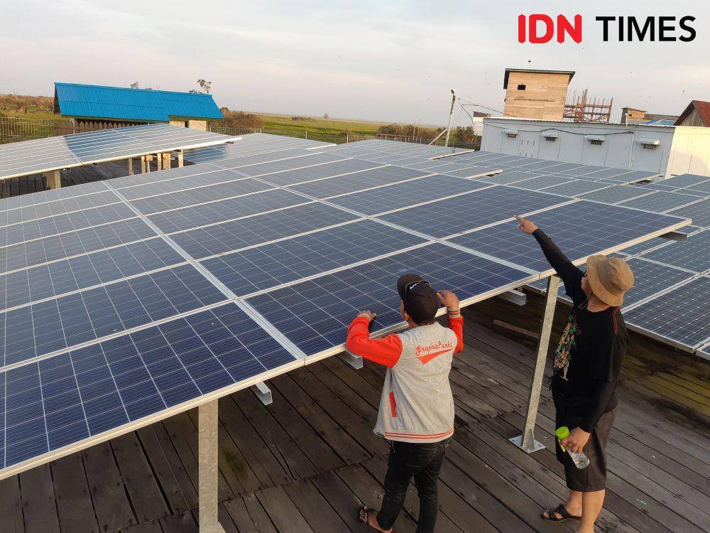 Panel-panel solar cell di Desa Muara Enggelam. IDN Times/Surya Aditya