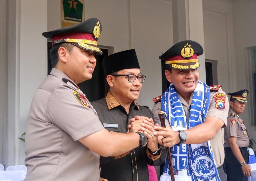 Kapolresta Malang Kota, AKBP Leonardua Simarmata (paling kanan) saat pelepasan Kapolres Malang Kota sebelumnya AKBP Dony Alexander di Balaikota Malang, Selasa (3/12/2019). IDN Times/ Alfi Ramadana
