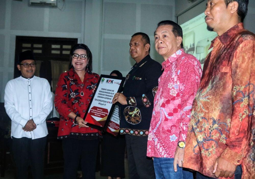 Wakil ketua KPK, Basaria Panjaitan saat memberikan plakat terkait pajak di Gedung DPRD Kota Malang, Rabu (4/11/2019). IDN Times/ Alfi Ramadana