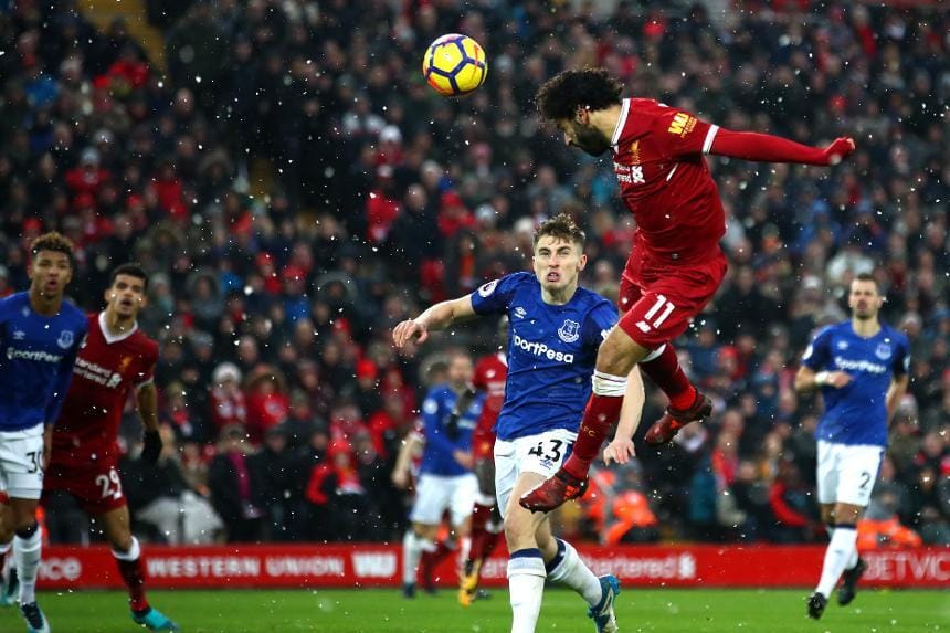 Pemain Liverpool, Mohammed Salah saat berduel dengan pemain Everton. PremierLeague.com
