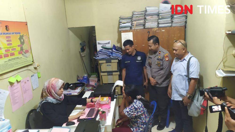 Polsek Panakkukang memeriksa M, ibu kandung yang diduga mengekespolitasi anaknya sendiri, Selasa (3/12) / Sahrul Ramadan