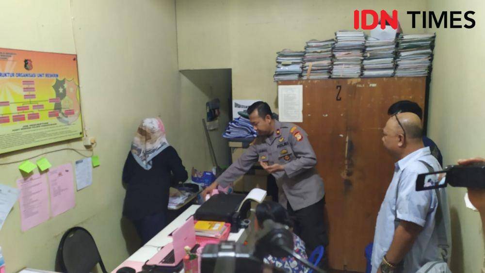 M menjalani pemeriksaan di Mako Polsek Panakkukang, Selasa (3/12) / Sahrul Ramadan